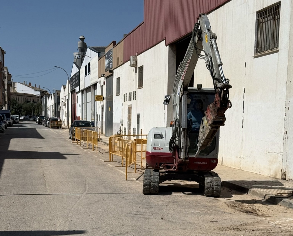 Trabajos de reconstrucción junto a las naves del Polígono de La Estación de Paiporta - Foto: VP Trabajos de reconstrucción junto a las naves del Polígono de La Estación de Paiporta
