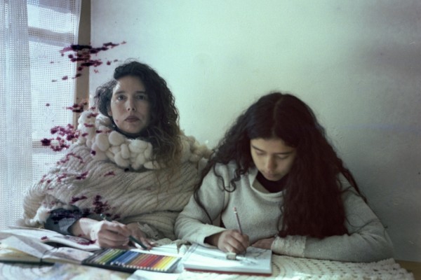 Un viaje asimétrico de sur a norte: Gabriela Rivera plasma las realidades de las cuidadoras migrantes