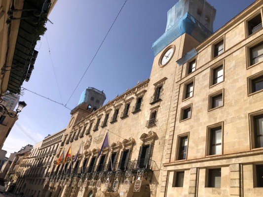 Vox impide reprobar a Barcala por la caída de cascotes del ayuntamiento pero pide que dimita