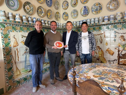 Manises estrecha vínculos con los comerciantes de China para promocionar la cerámica del municipio