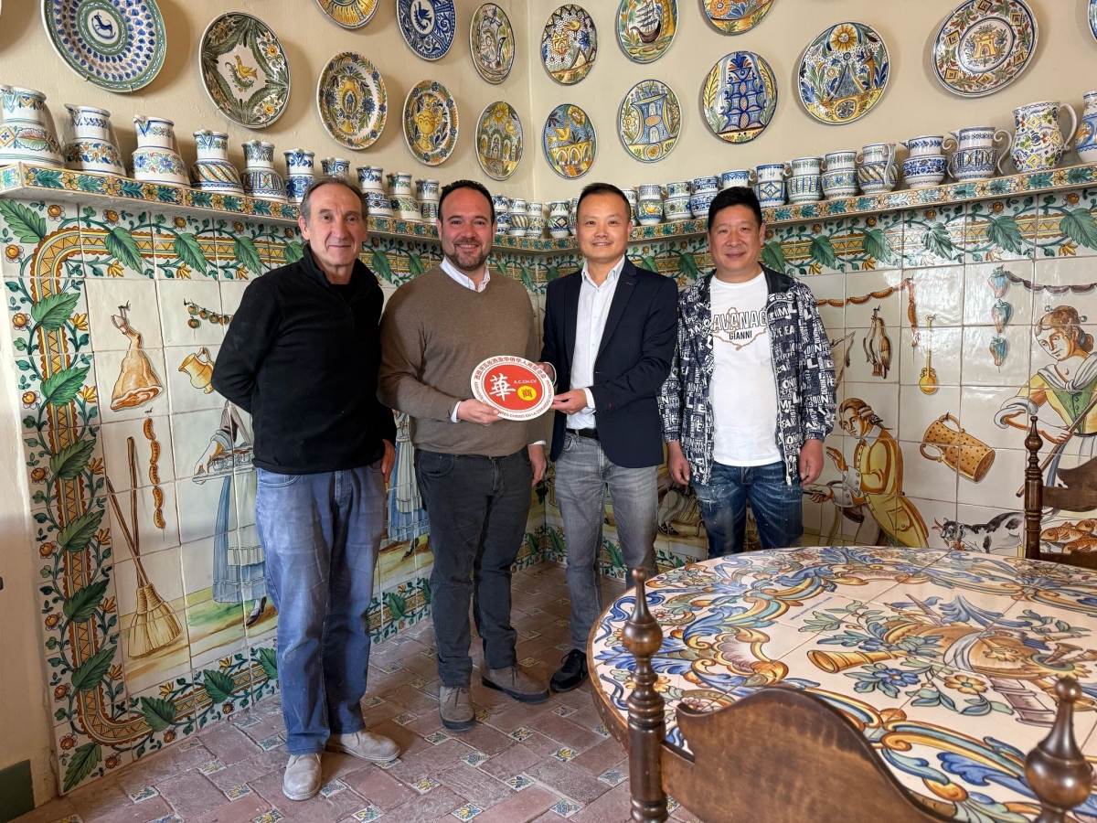 Manises estrecha vínculos con los comerciantes de China para promocionar la cerámica del municipio