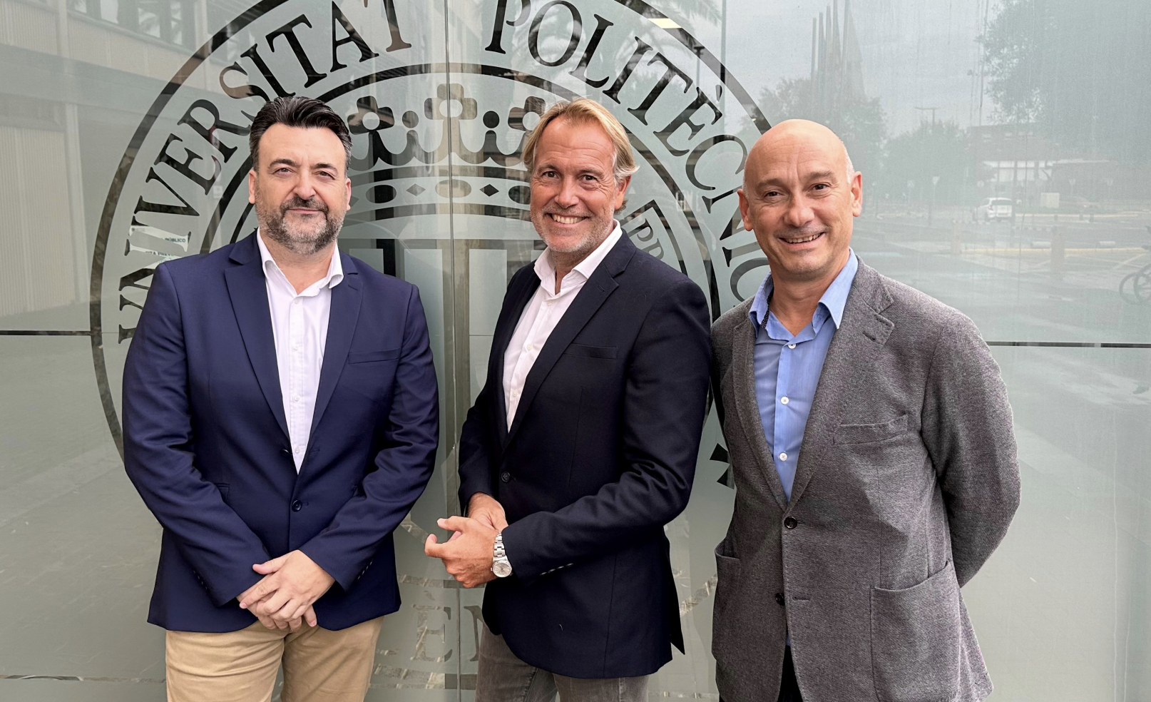 La foto principal es la Foto Vlc Plaza: pie de foto: José Vicente Ramos, Antonio Reig y Diego Sáez de Eguílaz. - 