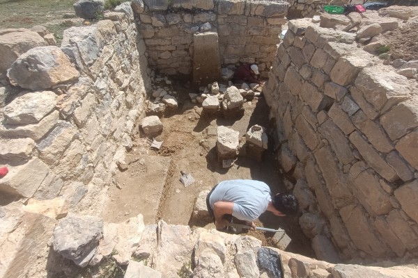 Un horno de forja o un muro con cerámica: la Diputación termina las labores en el yacimiento de Benafer