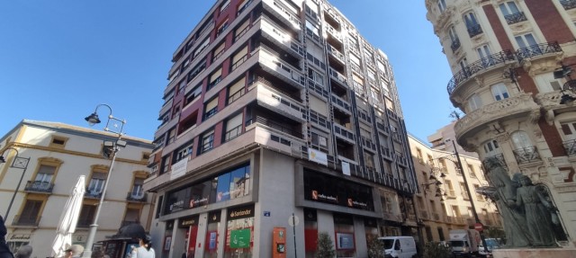 Retiran contra reloj el gran andamio de la calle Jara para el paso de las procesiones