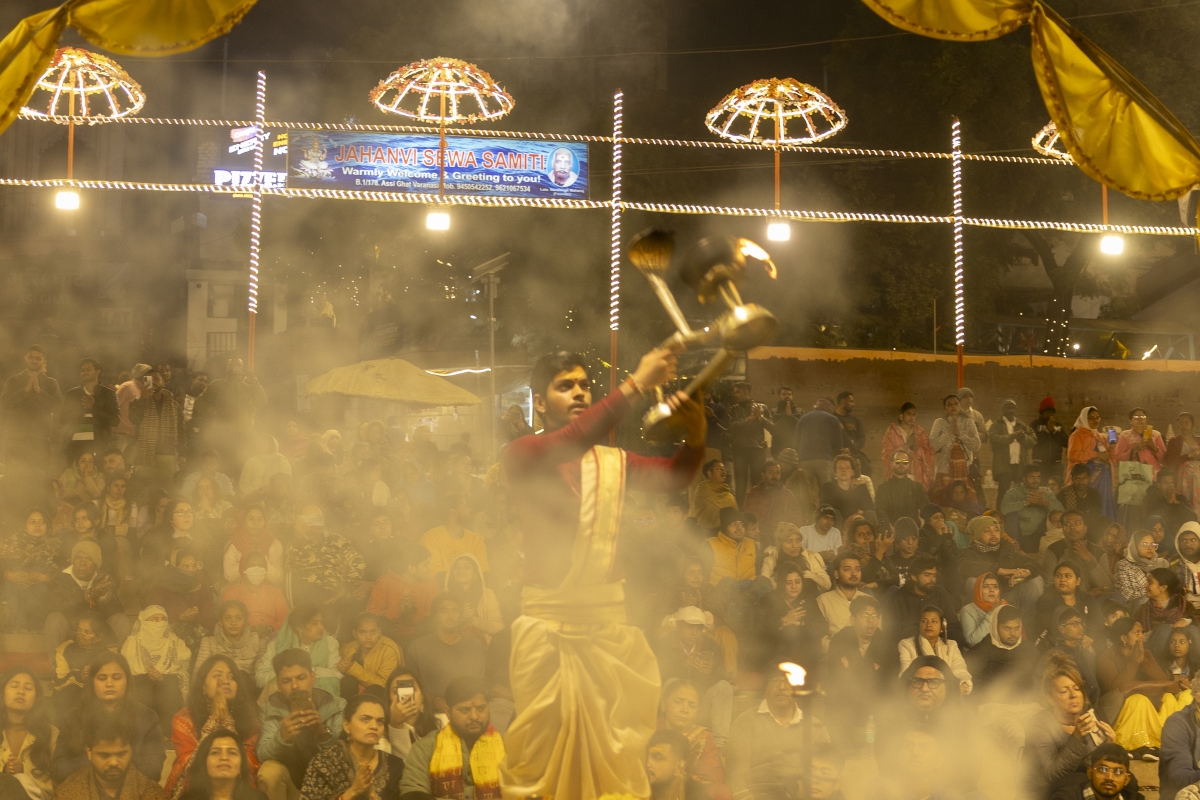 La ceremonia del Aarti, a orillas del Ganges - Olga Briasco La ceremonia del Aarti, a orillas del Ganges
