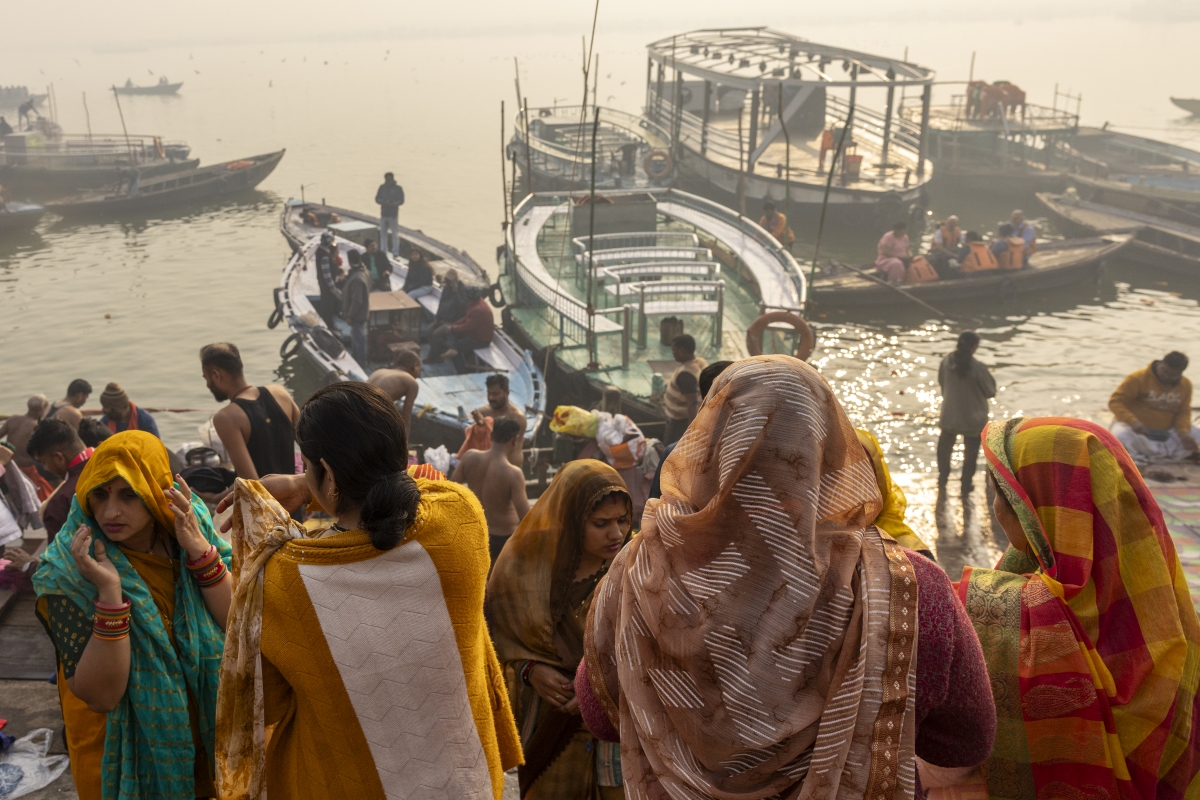 Mujeres en el ghat antes del baño sagrado. - Olga Briasco Mujeres en el ghat antes del baño sagrado.