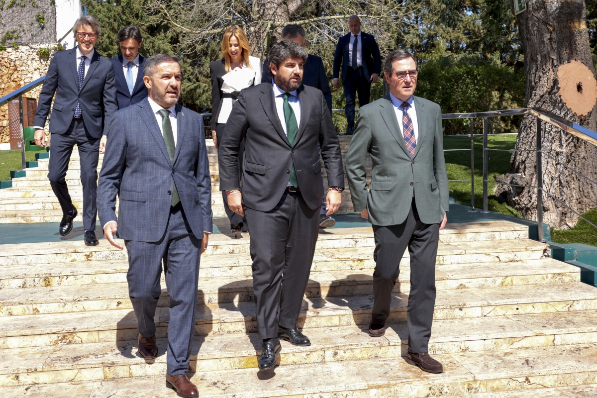 Miguel López Abad, Fernando López Miras y Antonio Garamendi. - Foto: EFE/JUAN CARLOS CAVAL
