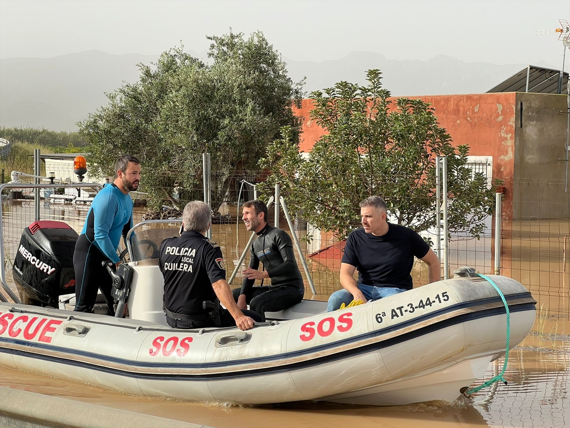  Cullera rescata a 50 personas en las últimas horas por el desbordamiento del Júcar