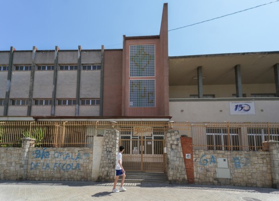 La primera concentración LGTBIQ+ en Alaquàs denuncia las terapias de conversión en un colegio 