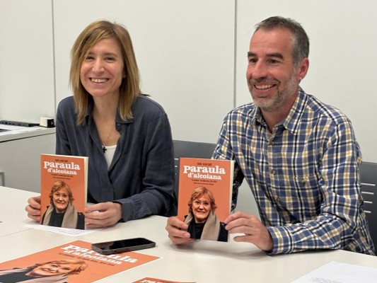 'Paraula d'alcoiana': Alcoi edita un llibre amb textos de les columnes radiofòniques d'Isabel-Clara Simó