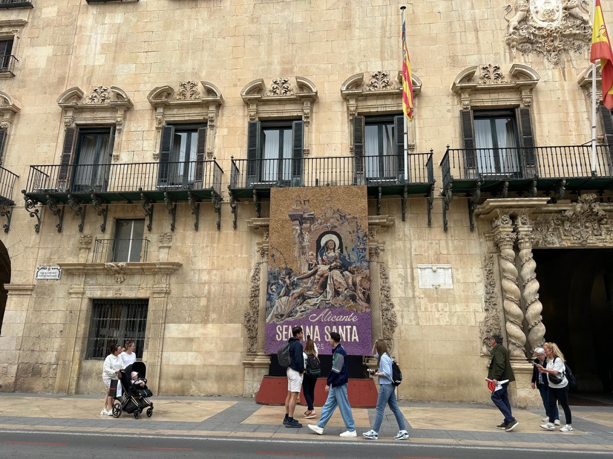 Alicante preludia la Semana Santa con tapices florales en las puertas del ayuntamiento