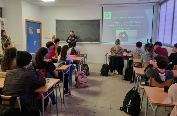 Estudiantes de l'Alcora reciben una charla sobre relaciones tóxicas, cibercontrol y violencia sexual
