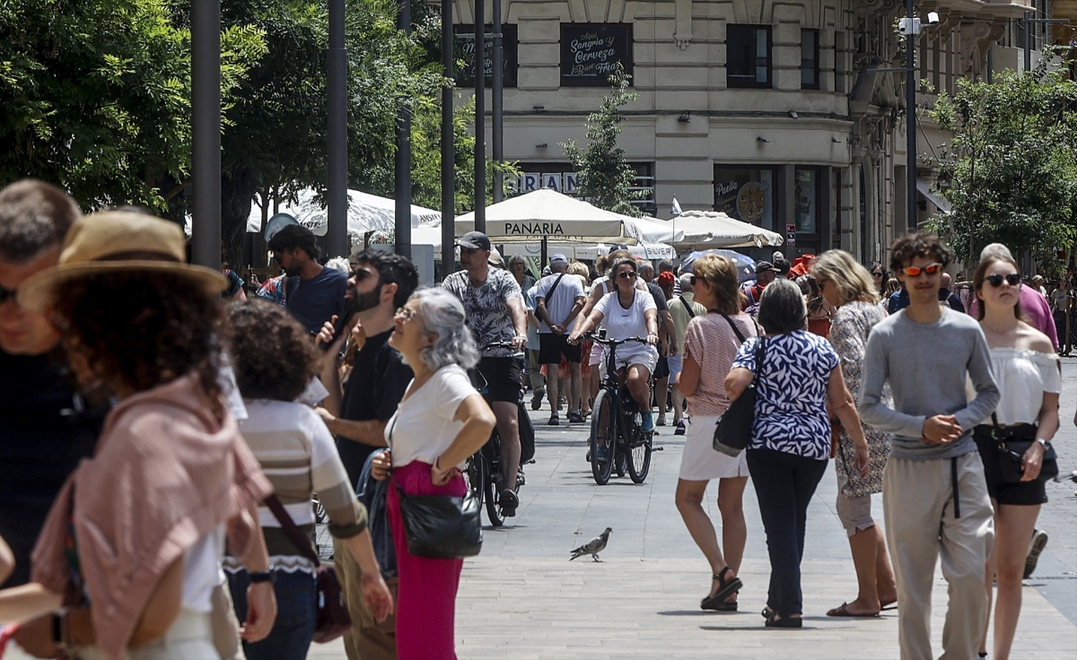 Varios turistas recorren la ciudad de València. - Foto: ROBER SOLSONA/EP