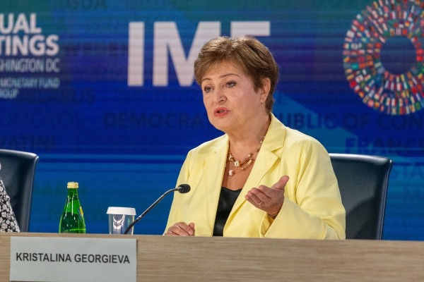 El FMI prevé que España crezca un 2,5% en 2025, dos décimas más, y un 1,8% en 2026, sin cambios