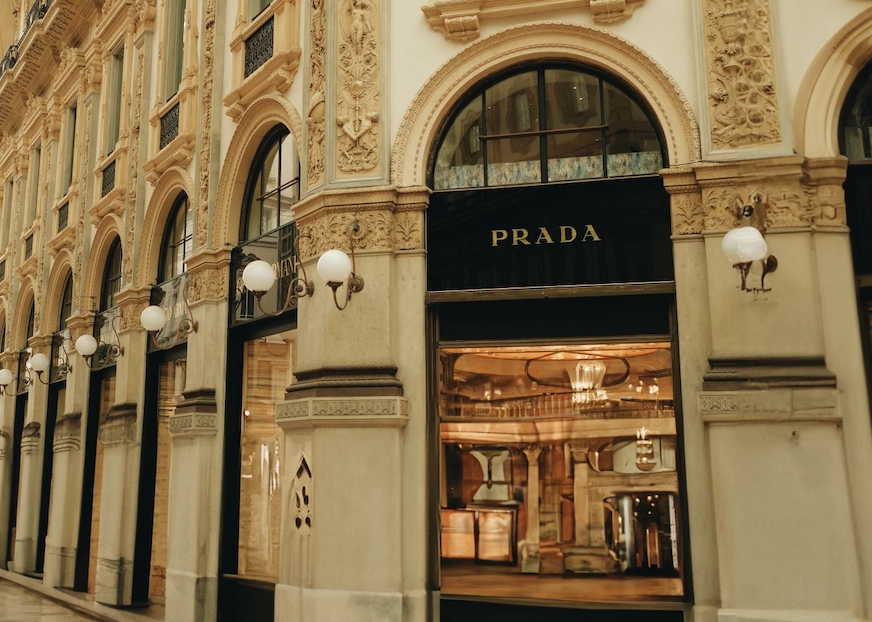 Prada anuncia la compra de Versace por 1.250 millones de euros