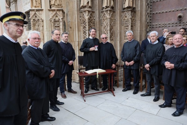El Tribunal de las Aguas de Valencia entrega su blusa al presidente de las comunidades españolas de regantes