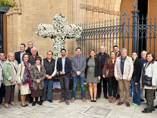 Castelló presenta la cruz floral en la Plaza Mayor como homenaje a las cofradías en la Semana Santa