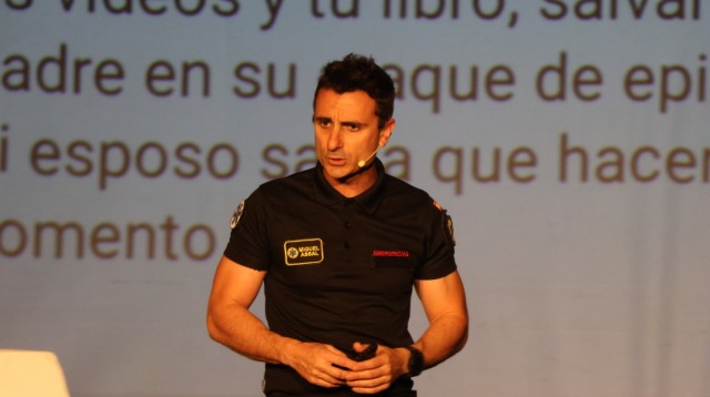 Más de 500 personas aprenden primeros auxilios con Miguel Assal en el Teatro Mónaco