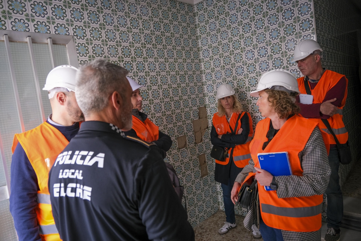 Técnicos revisando con la Policía Local los inmuebles.