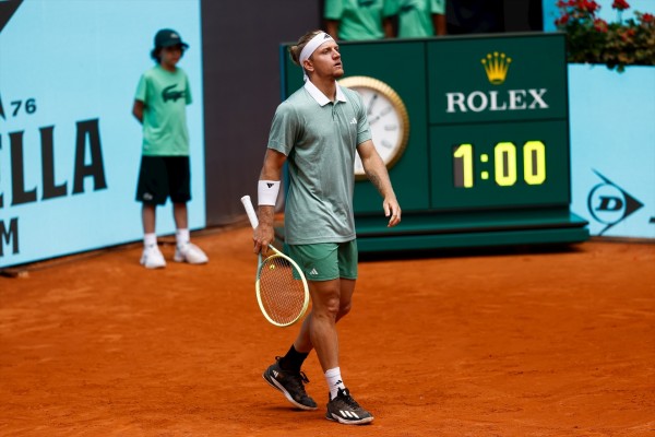 Davidovich acelera a semifinales, donde espera a Alcaraz o Fils