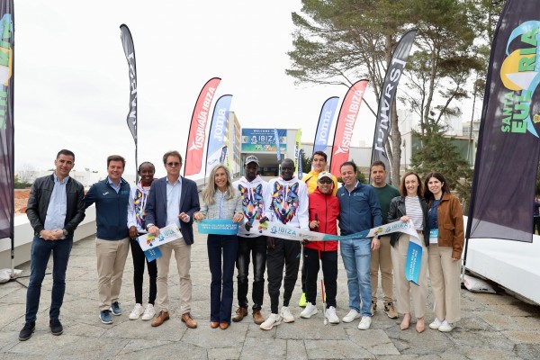 Santa Eulària des Riu da la bienvenida a miles de corredores con la apertura de la Feria del Corredor del Santa Eulària Ibiza Marathon