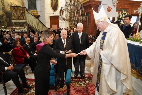 Cartagena rinde homenaje a su querido padre Francisco Montesinos en la Ofrenda de la Onza de Oro a la Virgen de la Caridad