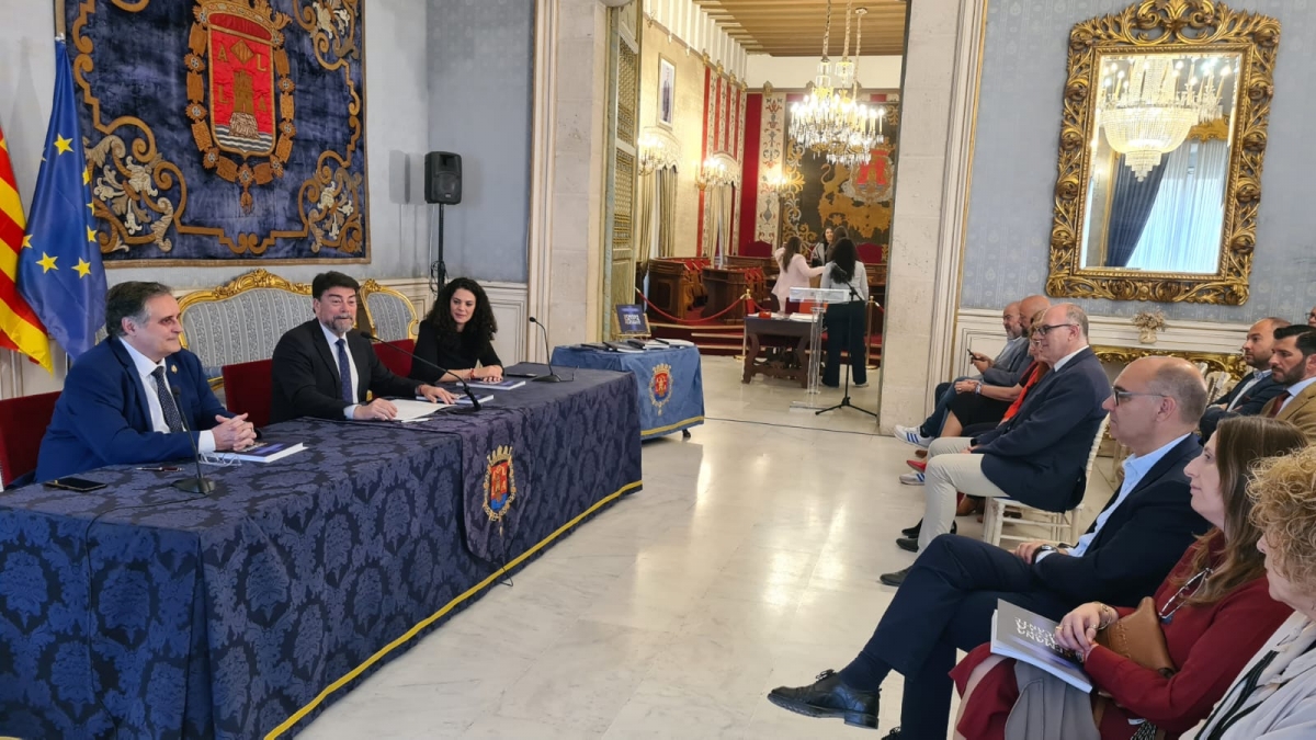 Un momento del acto de presentación de la revista de Semana Santa. - 