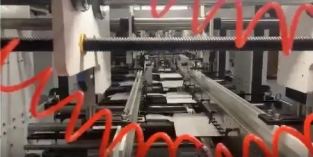 La ibense Kartokraft incorpora una nueva línea de plegado de cajas de fondo automático para optimizar su producción 