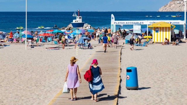 Benidorm suma esfuerzos en limpieza, socorrismo y seguridad en las playas por Semana Santa