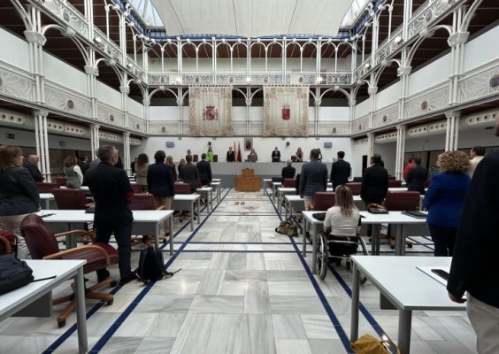 La Asamblea suspende el pleno y guarda un minuto de silencio por las víctimas de la Dana