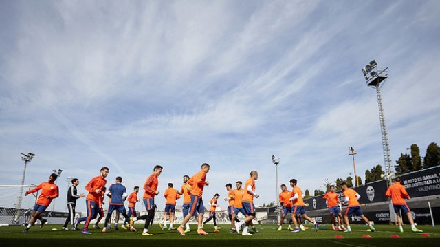 La plantilla del Valencia realiza baño y masaje y no sale a entrenar