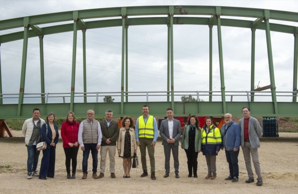 La pasarela peatonal que cruzará la A-38 entre Sueca y Fortaleny estará plenamente operativa en junio