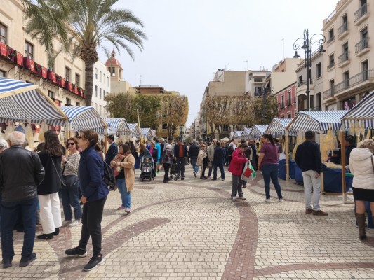Comienza la venta de palma blanca en Elche en los 32 puestos instalados 