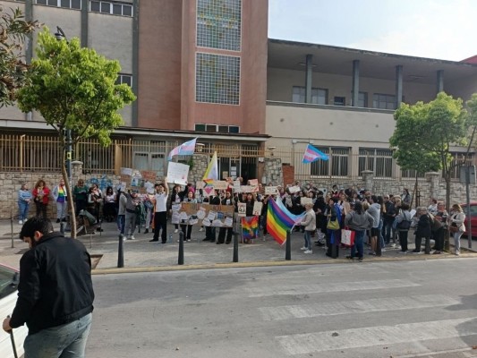 Una concentración en Alaquàs exige el fin de las terapias de conversión y denuncia el 