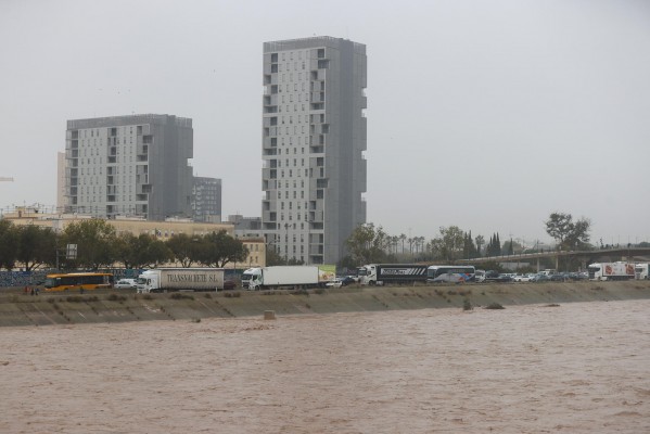 Varias carreteras siguen cortadas en Valencia por los efectos del temporal, entre ellas la A-3 y A-7



