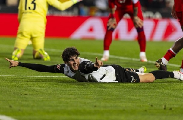 El Valencia CF doblega al Sevilla y mira hacia arriba