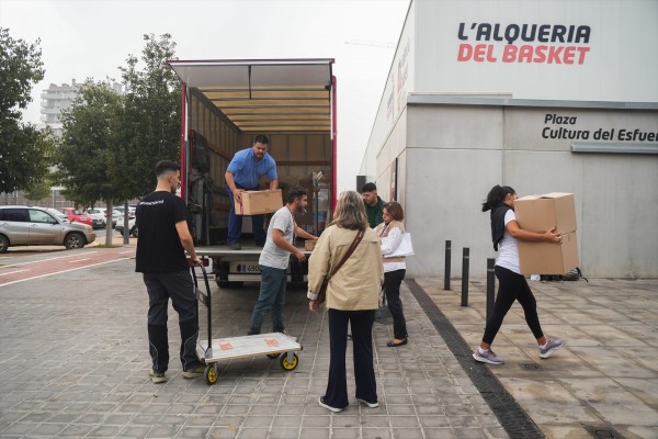 Los vecinos de Pinedo refugiados en La Petxina y l'Alqueria del Basket empiezan a volver a casa