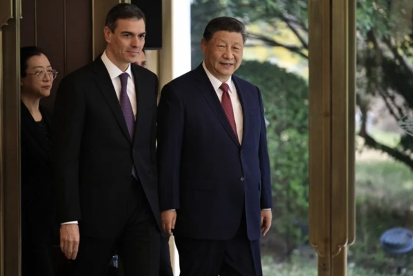 El Gobierno cree que el viaje de Sánchez a China marca identidad propia y descoloca al PP
