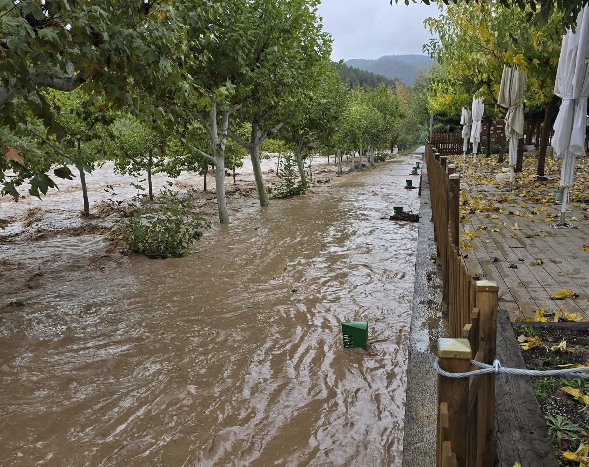 La Fuente de los Baños de Montanejos, totalmente inundada por el Millars este martes. Foto: LLUÍS PUIG - 