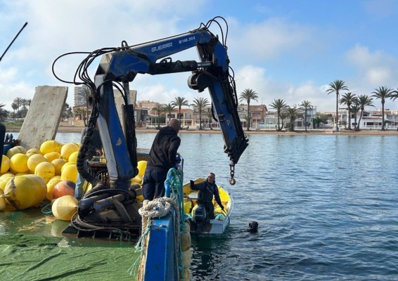 La CARM baliza las playas del Mar Menor para proteger a los bañistas y preservar el entorno marino