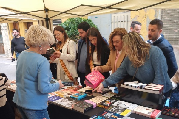 Nules commemora el Dia del Llibre amb una fira participativa, col·leccionisme i antiguitats