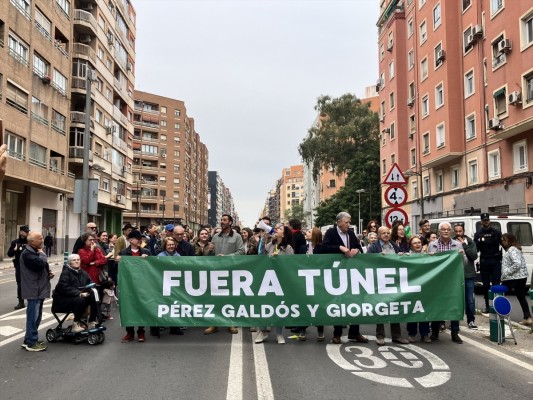 Los vecinos se concentran para exigir la eliminación del túnel de Pérez Galdós de València