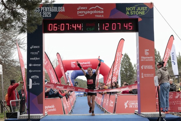 La navarra Inés Astrain 'vuela' en las montañas de Castellón para batir el récord femenino de la MiM
