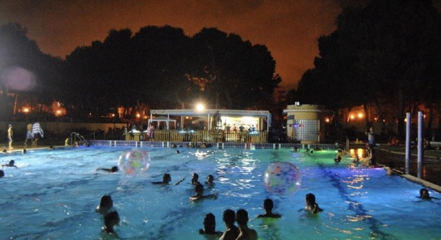 ‘Piscina del Oeste’, un poemario con aroma a cloro y crema de Ágata Navalón