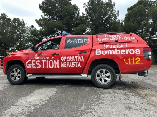 Los Bomberos del Consorcio Provincial de Alicante llevan sus reivindicaciones con pintadas en los vehículos 