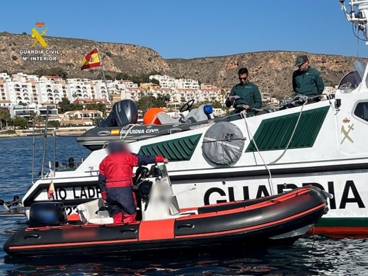 Intervenida una embarcación que utilizaba artes de pesca ilegales para la captura de pulpos en la bahía de Santa Pola