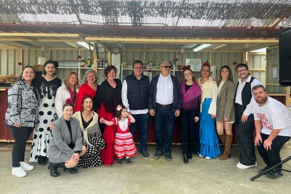 Tardeo, tasca y DJ: los vecinos de la urbanización La Galera de Castelló viven su Feria de Abril