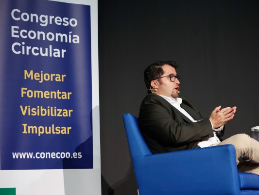 El foro Conecoo en Elche toca posibles soluciones para problemas locales como el desperdicio de dátiles