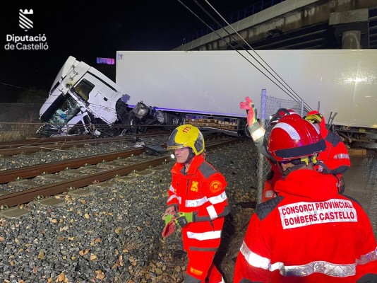 Cortada la línea de tren entre Castelló y València tras volcar un camión sobre la vía