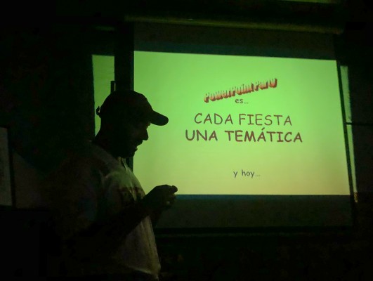 Honrar lo cutre y cultivar la carcajada: así son las Power Point Parties que triunfan en València 
